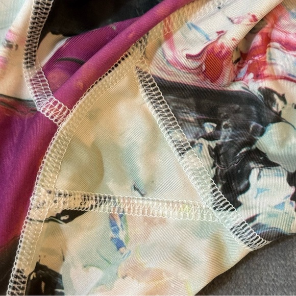 Lululemon Inspire Tight II Luxtreme (Mesh)
Pigment Wave Multi / Black

#149 - Picture 4 of 9